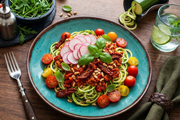 Zucchini-Spaghetti mit rotem Pesto