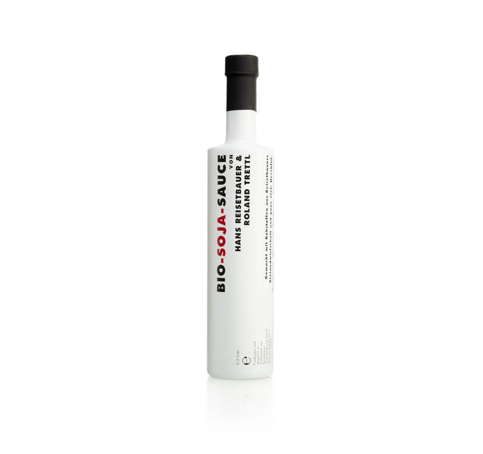 Edle weisse 500ml Flasche der exklusiven Bio-Soja Sauce von Roland Trettl und Hans Reisetbauer für Premium-Genuss