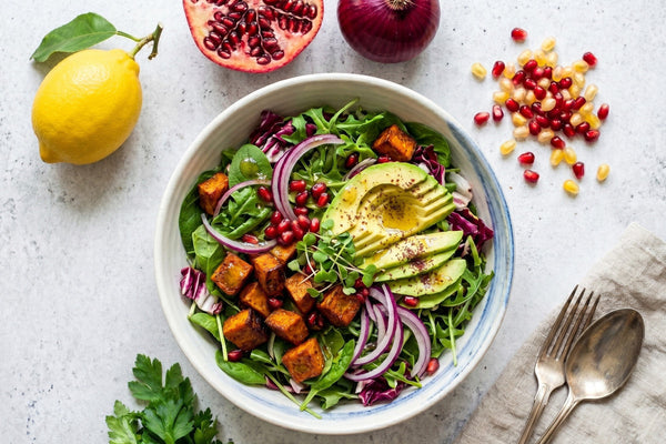 Bunter Blattsalat mit Avocado, Granatapfelkernen & würzigen Croûtons! 🥑✨