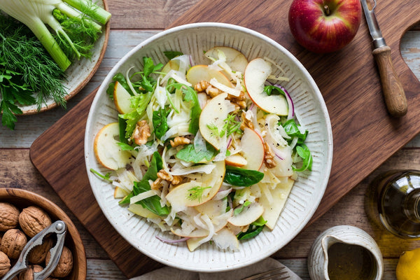 Frisch, knackig & würzig: Apfel-Fenchel-Salat mit Walnüssen & Käse