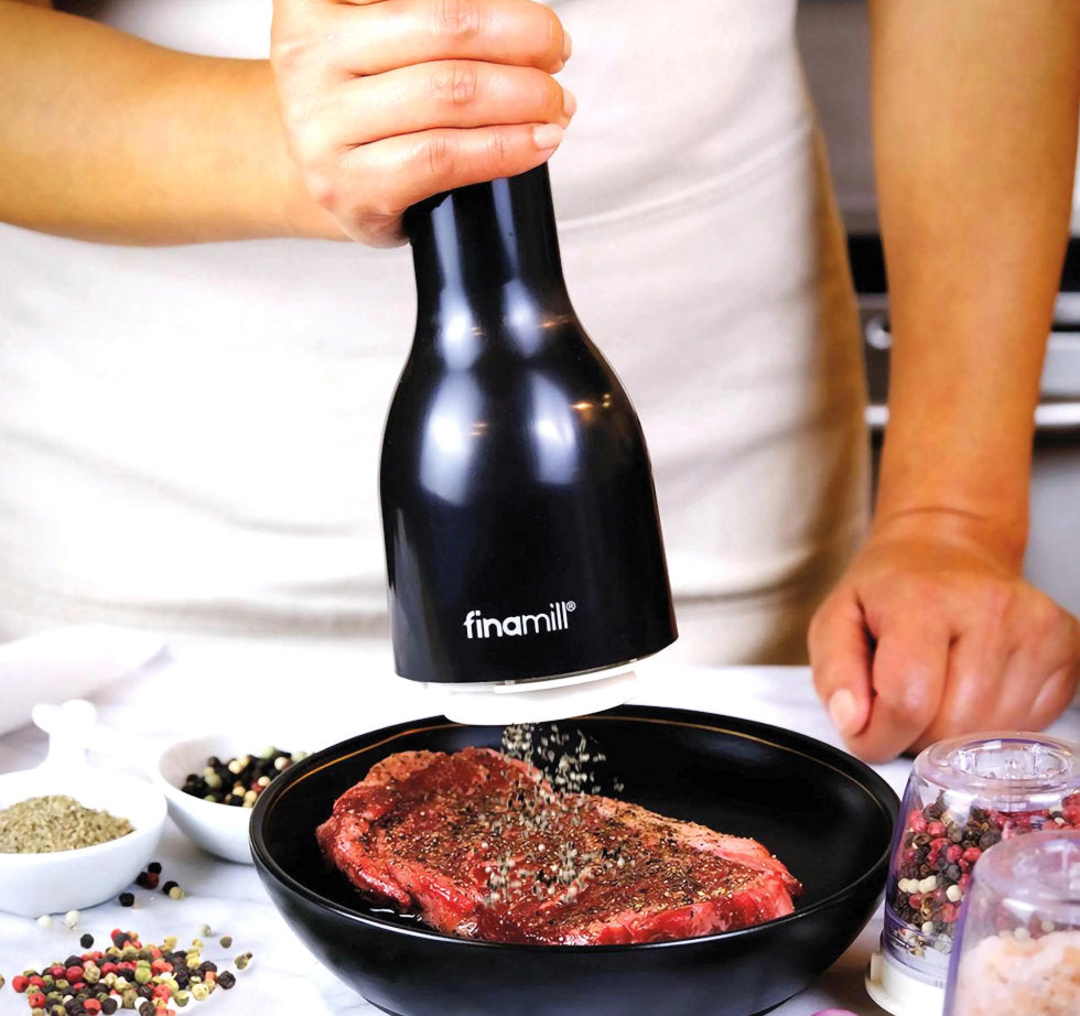 Kochen mit der FinaMill Salzmühle in Schwarz für frisch gemahlene Gewürze direkt über dem Steak