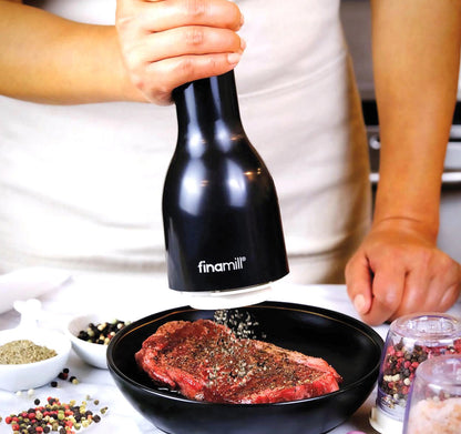 Kochen mit der FinaMill Salzmühle in Schwarz für frisch gemahlene Gewürze direkt über dem Steak