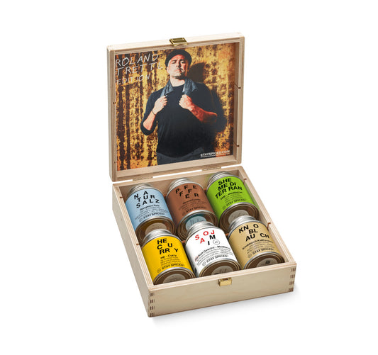 Die edle Roland Trettl Holzbox von STAY SPICED !mit sechs kuratierten Gewürzen für die moderne Alltagsküche.