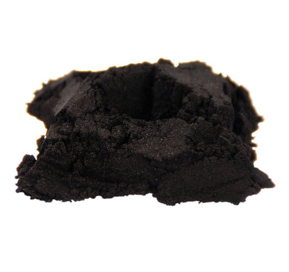 Ein kleines Häufchen tiefschwarzes Pulver von Aktivkohle, Lebensmittelecht von STAY SPICED! bei Chefkoch-Gewürze