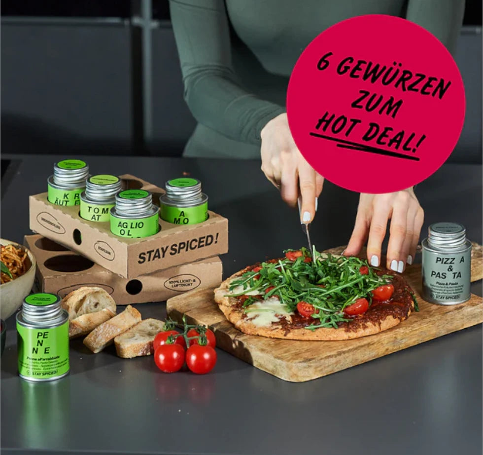 Eine frisch gebackene Pizza belegt mit Rucola und Tomaten, zubereitet mit dem STAY SPICED ! Pizza und Pasta Vorteilsset im Hot Deal.