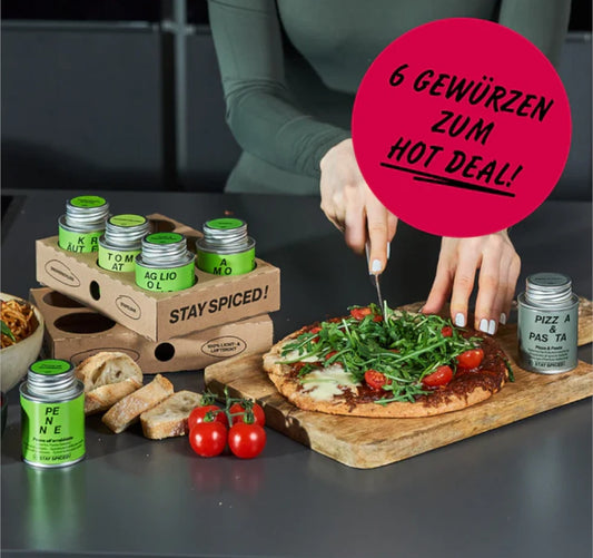 Eine frisch gebackene Pizza belegt mit Rucola und Tomaten, zubereitet mit dem STAY SPICED ! Pizza und Pasta Vorteilsset im Hot Deal.