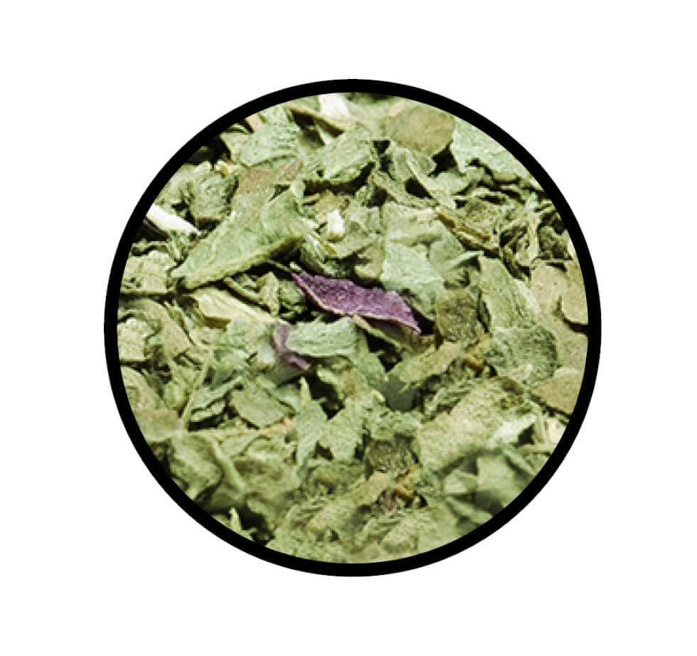 Nahaufnahme der getrockneten Blätter von Basilikum gerebelt von STAY SPICED! bei Chefkoch-Gewürze