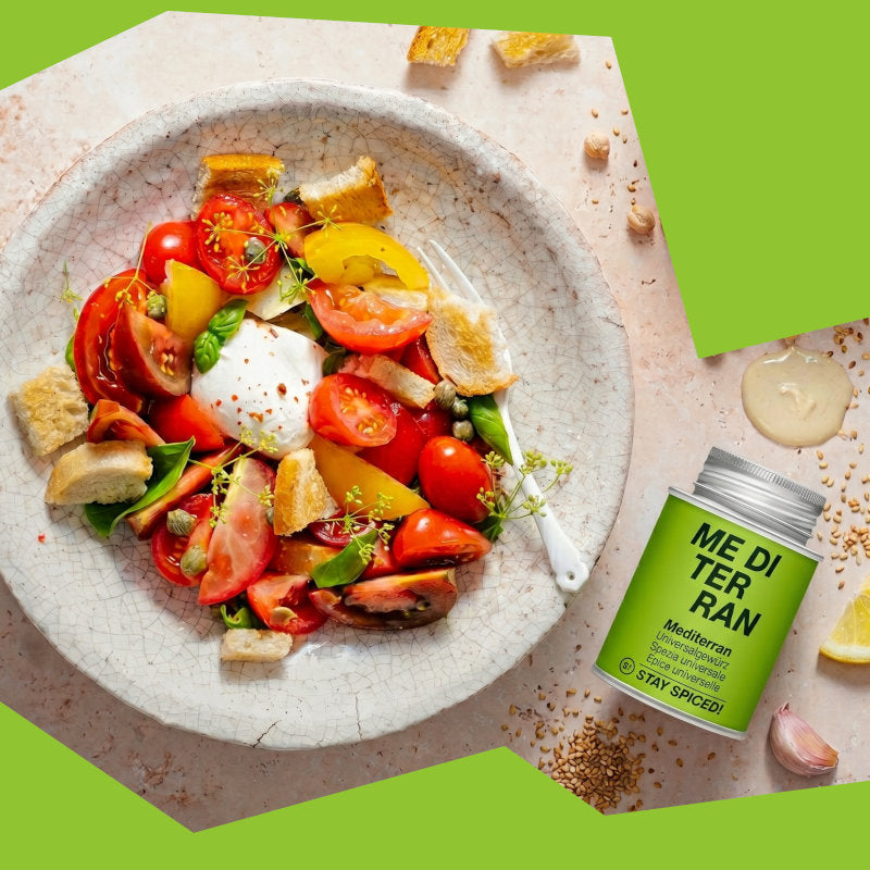 Frischer mediterraner Salat verfeinert mit italienischen Kräutern – Hochwertige mediterrane Gewürze online kaufen.