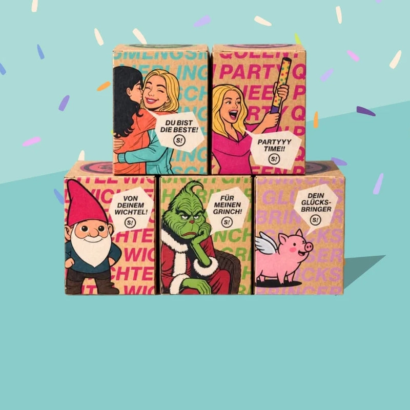 Fünf STAY SPICED! Gewürz-Sondereditionen in bunten Geschenkverpackungen mit Comic-Motiven: Lieblingsmensch, Party Queen, Wichtel, Grinch und Glücksbringer. Originelle Gewürzgeschenke für Advent, Weihnachten und die Wichtelzeit.