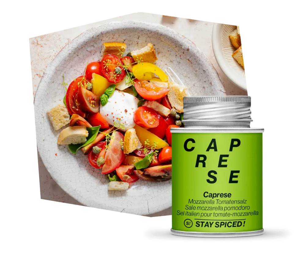 STAY SPICED! Caprese Mozzarella Tomatensalz neben einem frischen Tomaten-Mozzarella Salat online kaufen bei chefkoch-gewürze Schweiz