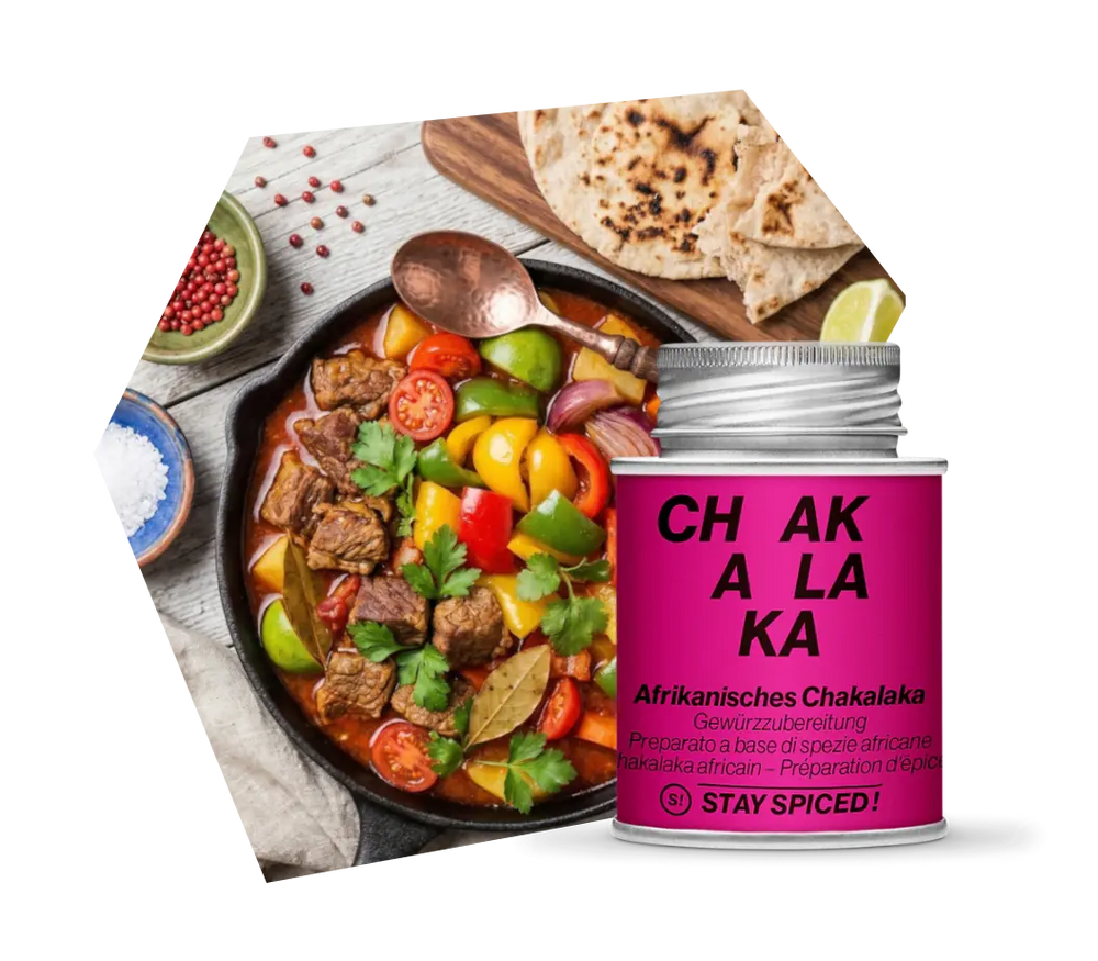 STAY SPICED! Afrikanisches Chakalaka Gewürz neben einer Pfanne mit einem deftigen Fleisch-Eintopf und Fladenbrot online kaufen bei chefkoch-gewürze Schweiz