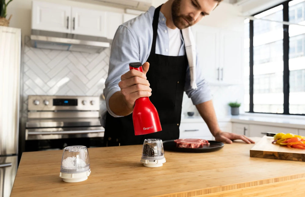 Mitarbeiter von Chefkoch-Gewürze, beim Kochen mit der innovativen FinaMill Pfeffermühle