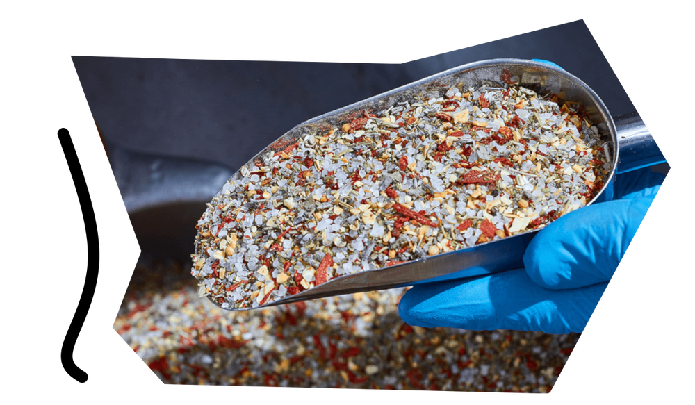 Eine Schaufel mit reiner, naturbelassener Premium-Gewürzmischung für höchste Qualität bei chefkoch-gewuerze.ch