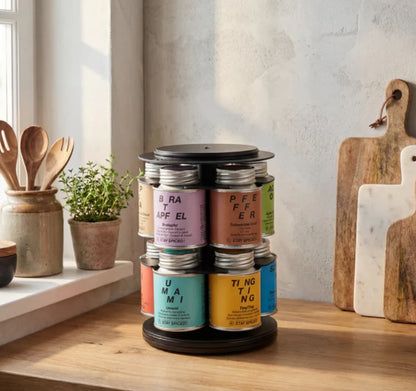Schwarzes Dreh-Regal gefüllt mit STAY SPICED ! Dosen stilvoll präsentiert in einer modernen Küche