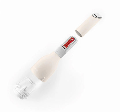 Geöffnete FinaMill Gewürzmühle in Soft-cream zeigt das Batteriefach und das robuste Keramikmahlwerk