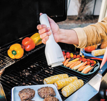 Kochen am Grill mit der FinaMill Pfeffermühle in Soft-cream für frisch gemahlene Gewürze direkt über den Burgern