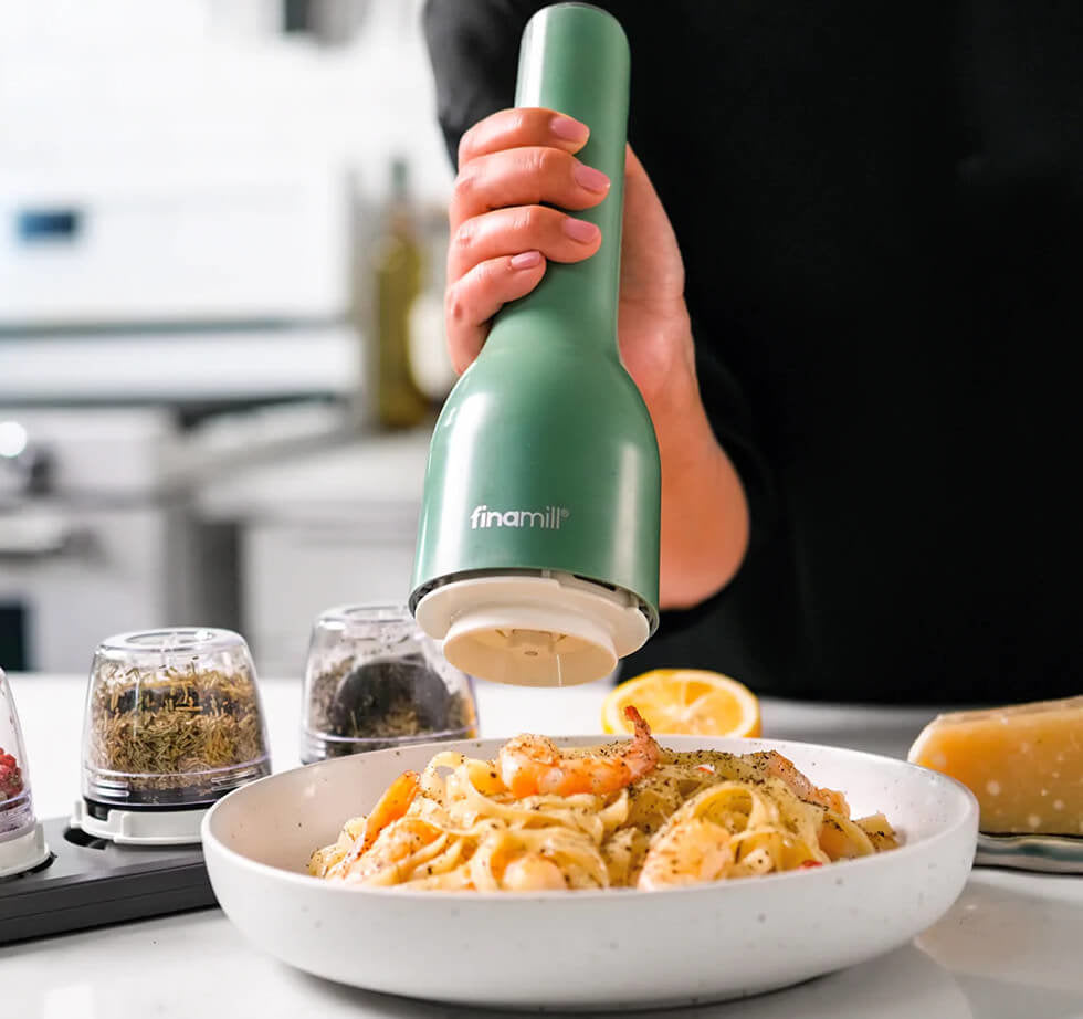Kochen mit der FinaMill Salzmühle in Salbei-Grün für frisch gemahlene Gewürze direkt über frischer Pasta