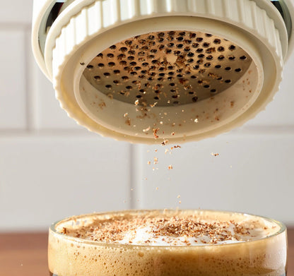 Das sichere Edelstahl-Mahlwerk der FinaPod GT Kapsel reibt feinste Schokolade direkt über einen frischen Cappuccino