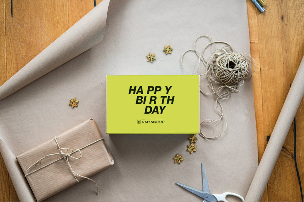 Eine edle Gewürz-Geschenkbox "Happy Birthday" zum selber Bestücken von Chefkoch-Gewürze, liebevoll verpackt mit Geschenkpapier und Schleife.