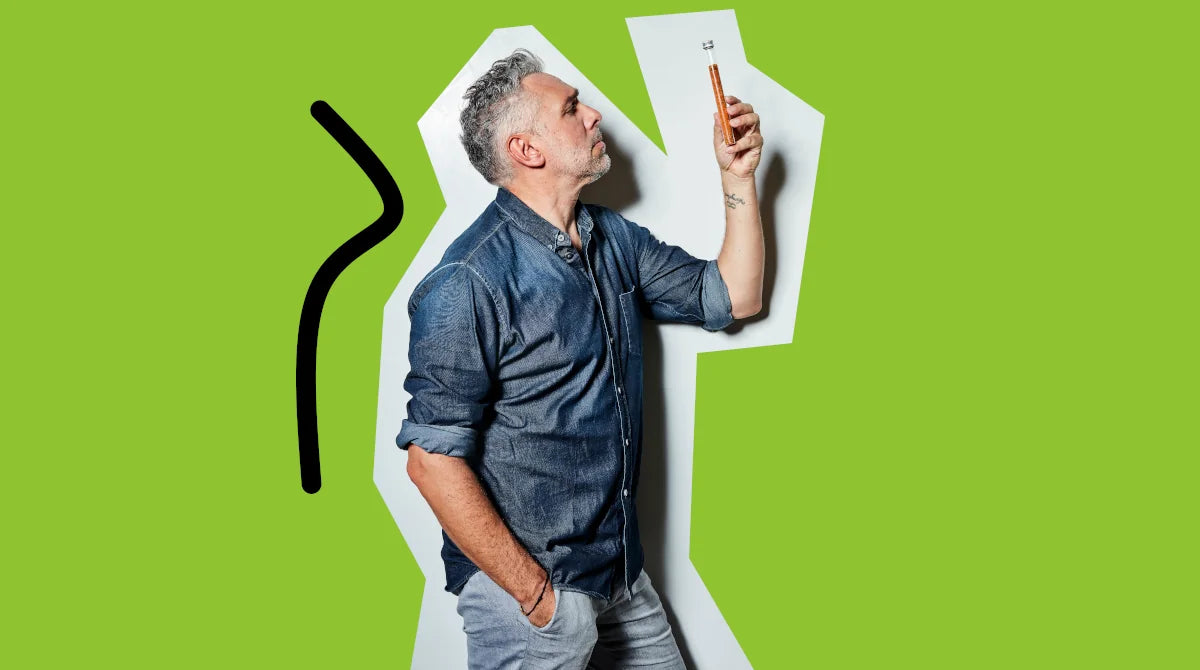 Ein Mann im Jeanshemd prüft analytisch ein Gewürzröhrchen im Licht. Premium Gewürze kaufen für höchste Qualitätsansprüche im Schweizer Gewürzshop.