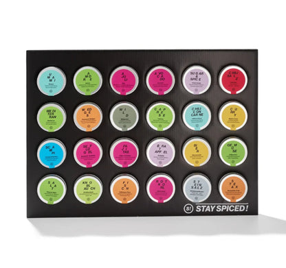 Der Gewürz Adventskalender umfunktioniert als praktisches, aufgestelltes Aufbewahrungs-Display von STAY SPICED, Ansicht der enthaltenen Gewürze