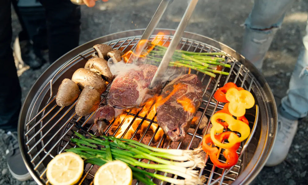 Saftige Steaks, Champignons und frischer Spargel über den Flammen eines heissen Grills online kaufen bei chefkoch-gewürze Schweiz