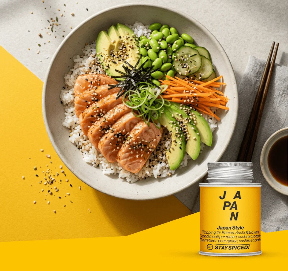 Japan Style Topping - Angerichtete Bowl mit Lachs, Avocado und Reis verfeinert mit der Gewürzmischung