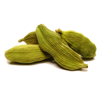 Ein kleiner Haufen ganzer Kapseln von Kardamom grün ganz von STAY SPICED! bei Chefkoch-Gewürze