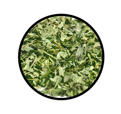 Nahaufnahme der getrockneten Blätter von Kerbel gerebelt von STAY SPICED! bei Chefkoch-Gewürze