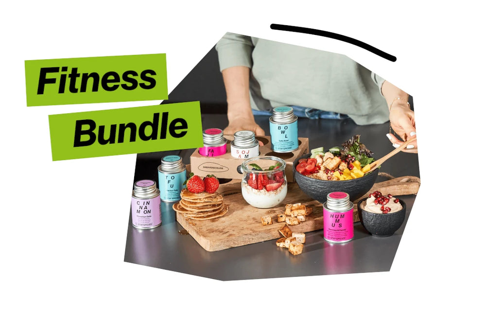 Gesundes Porridge und Tofu Bowl angerichtet neben dem aromatischen Fitness Bundle Gewürzset