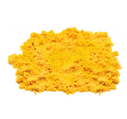 Ein kleiner Haufen leuchtend gelbes Pulver von Kurkuma - Gelbwurz - gemahlen von STAY SPICED! bei Chefkoch-Gewürze