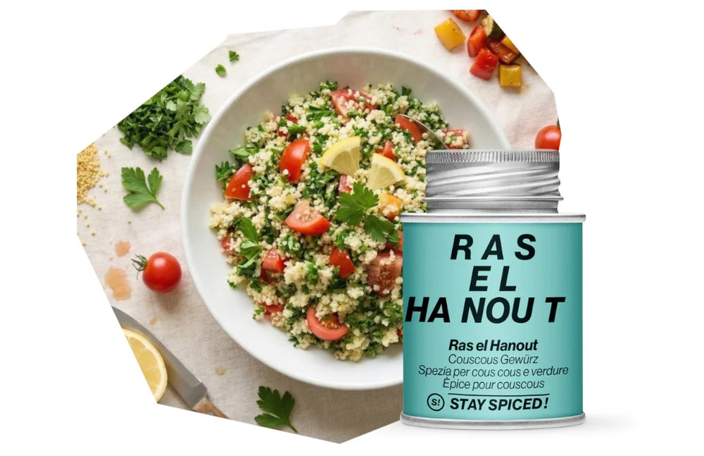 Frischer Couscous-Salat mit Tomaten und Petersilie neben einer STAY SPICED ! Ras el Hanout Gewürzdose