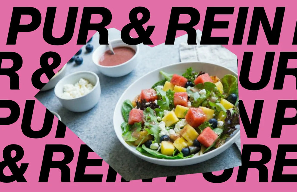 Schale mit buntem Sommersalat aus Blattsalaten, Wassermelone und Feta, angerichtet für bewusste Ernährung