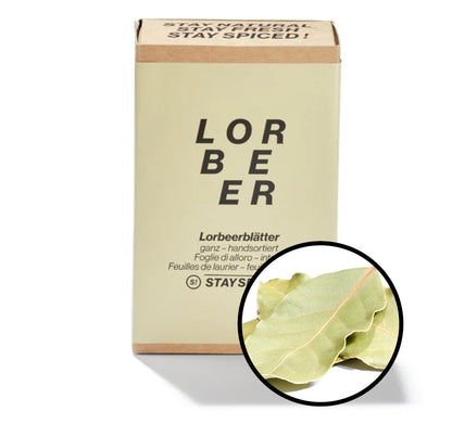 Lorbeerblätter ganz - Detaillierte Nahaufnahme der Kartonbox von STAY SPICED! bei Chefkoch-Gewürze