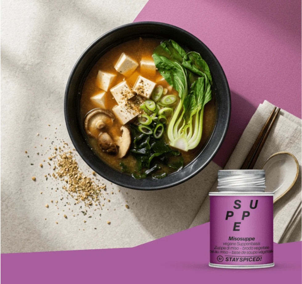 Misosuppe vegane Suppenbasis - Fertig zubereitete japanische Suppe mit Tofu und Pak Choi in schwarzer Schüssel