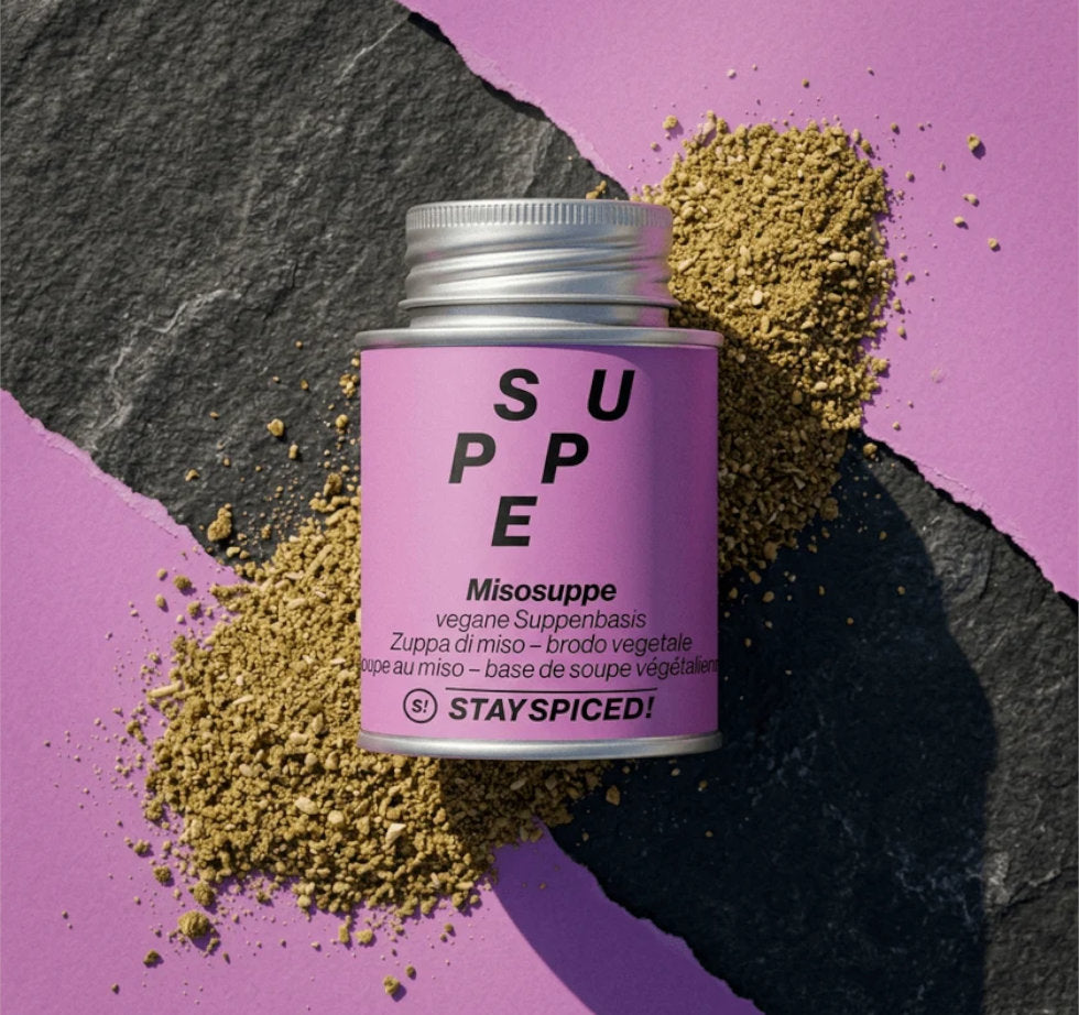 Misosuppe vegane Suppenbasis als loses Pulver auf Schieferplatte dekoriert