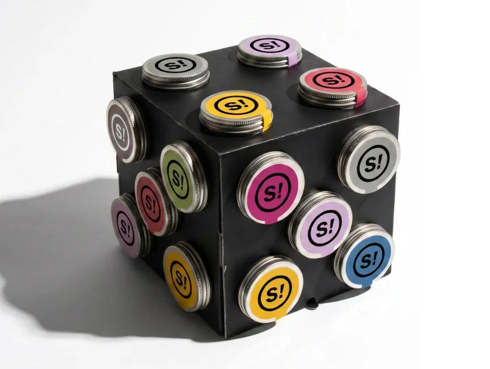 Die schwarze Innenstruktur des Spice Cube Mini Adventskalenders von Chefkoch-Gewürze, bestückt mit verschiedenen Gewürzdosen zur Weiternutzung als nachhaltiges Gewürzregal