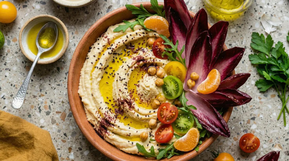 Frisch zubereiteter cremiger Hummus mit Kichererbsen, nativem Olivenöl und Gemüse verfeinert mit authentischen orientalischen Gewürzen online kaufen bei chefkoch-gewürze Schweiz
