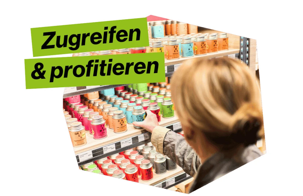 Eine Kundin greift im Regal nach Premium-Gewürzen und profitiert von exklusiven Angeboten auf Einzelgewürze