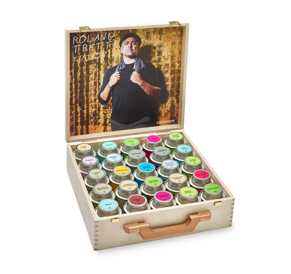 Der exklusive Roland Trettl Holzkoffer Deluxe von STAY SPICED ! mit 25 ausgewählten Spezialitäten