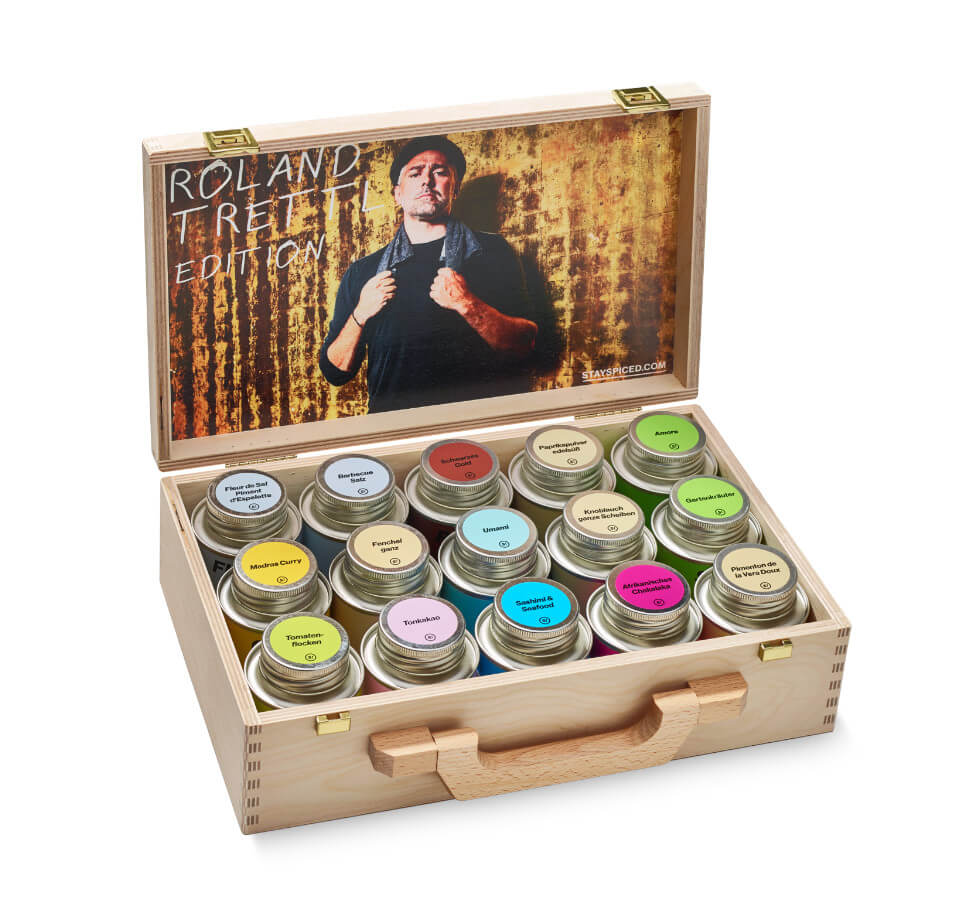 Der limitierte Roland Trettl Holzkoffer von STAY SPICED ! mit 15 exklusiven Lieblingsgewürzen für kreative Köche