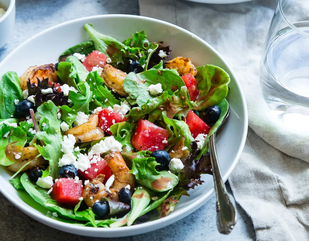 Frischer grüner Salat mit Beeren, Feta und perfekt abgestimmtem Salatgewürz online kaufen bei chefkoch-gewürze Schweiz