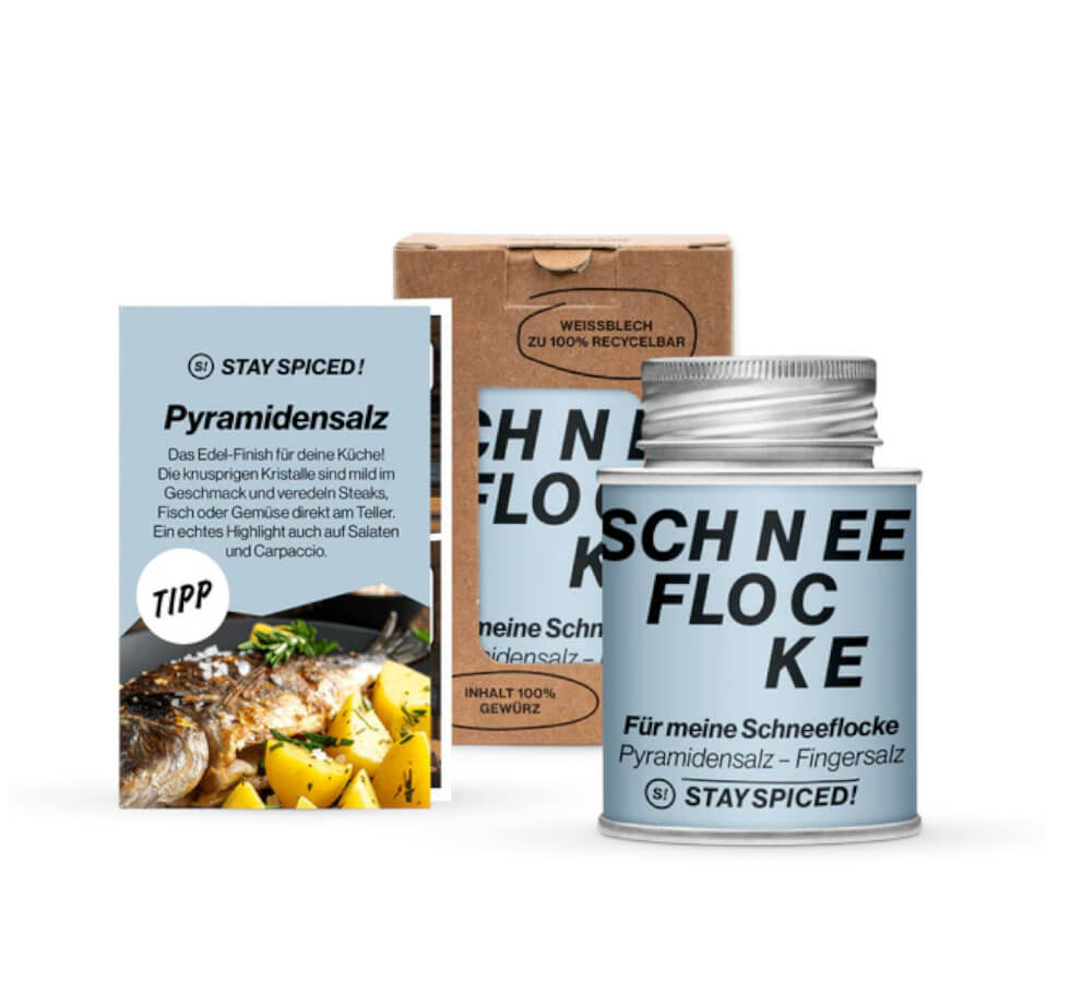 Schneeflocke Pyramidensalz - Hellblau Gewürzdose neben Rezeptheft und Kartonverpackung von STAY SPICED ! bei Chefkoch-Gewürze