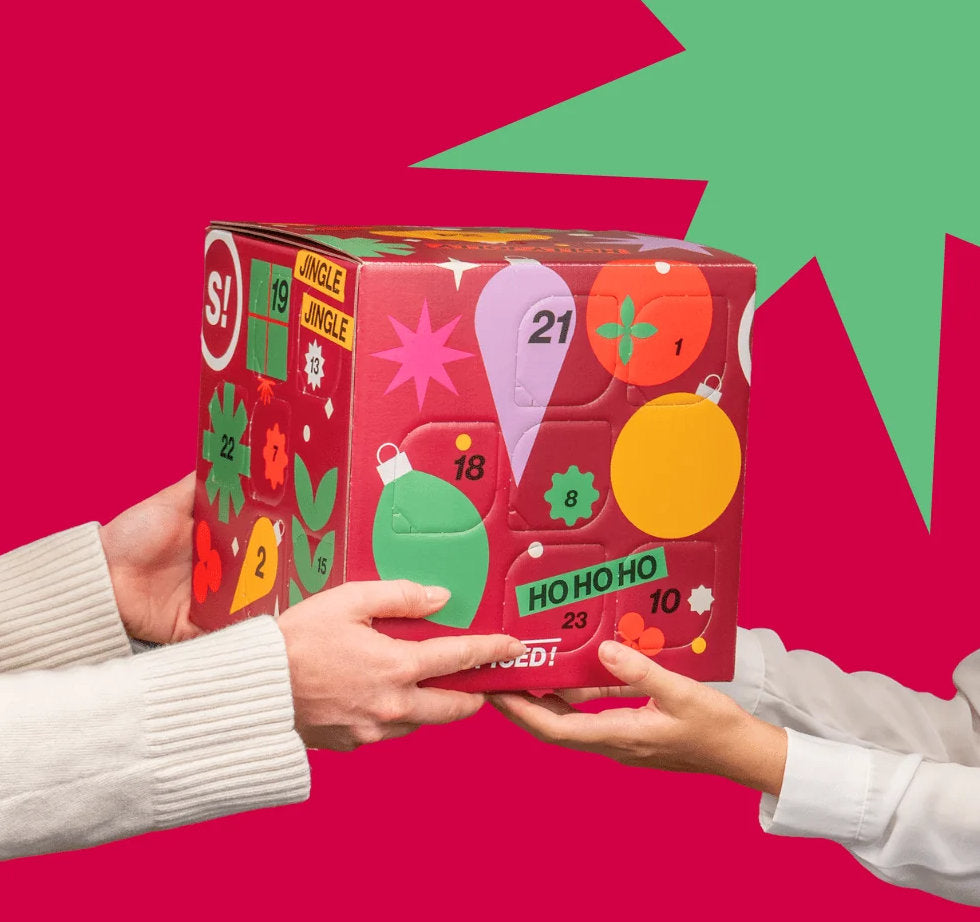 STAY SPICED! Gewürz Adventskalender Deluxe wird als Weihnachtsgeschenk überreicht