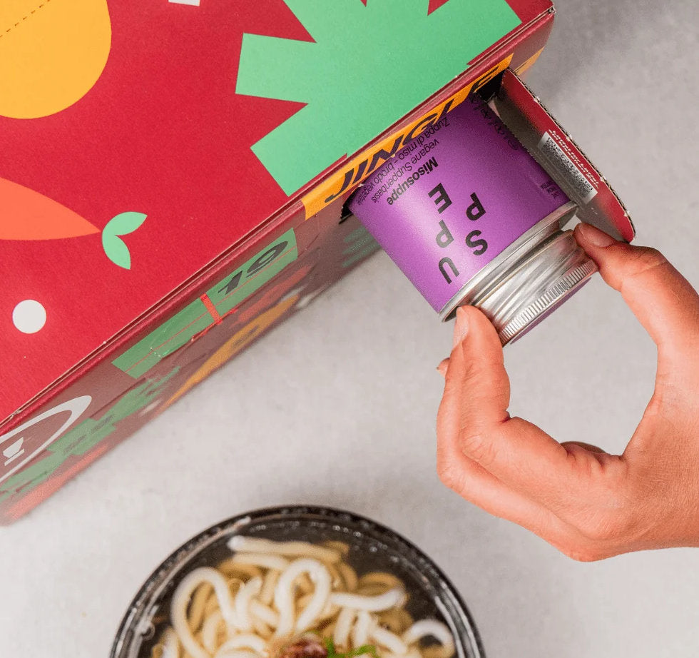 Gewürzdose wird aus einem Türchen des STAY SPICED! Adventskalender Deluxe genommen
