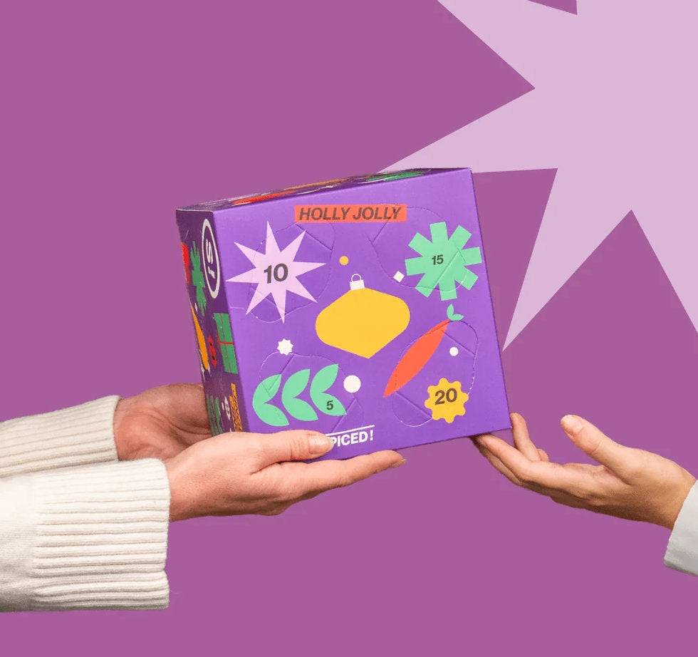STAY SPICED! Gewürz Adventskalender Mini wird als Weihnachtsgeschenk überreicht