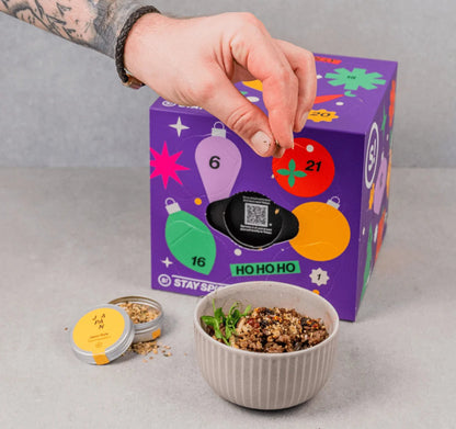 Gewürz aus dem STAY SPICED! Adventskalender Mini über ein Gericht streuen