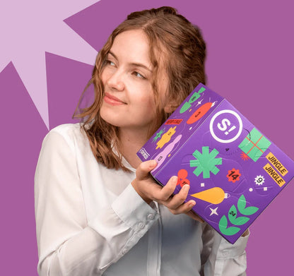 Frau hält den violetten STAY SPICED! Gewürz Adventskalender Mini in den Händen