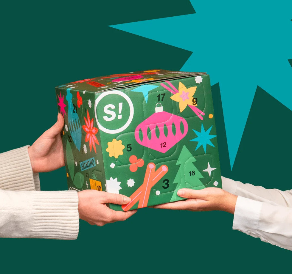 STAY SPICED! Gewürz Adventskalender Pure wird als Weihnachtsgeschenk überreicht