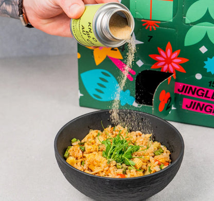 Gewürz aus dem STAY SPICED! Adventskalender Pure wird über ein Gericht gestreut